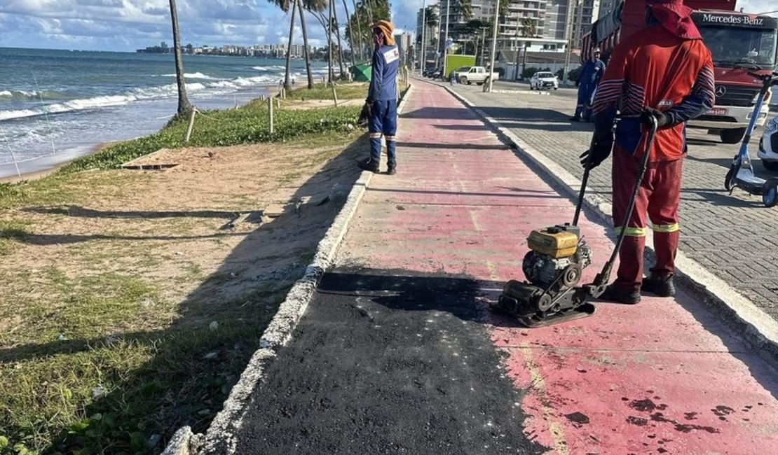 Infraestrutura recupera trechos danificados do calçadão na orla de Jacarecica