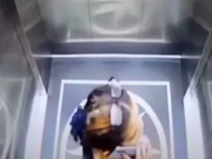 Vídeo: mulher morre ao cair em poço de elevador na Indonésia