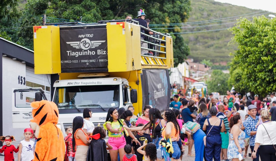 Bloco infantil arrasta criançada pelas ruas de Palmeira ao som de muita música