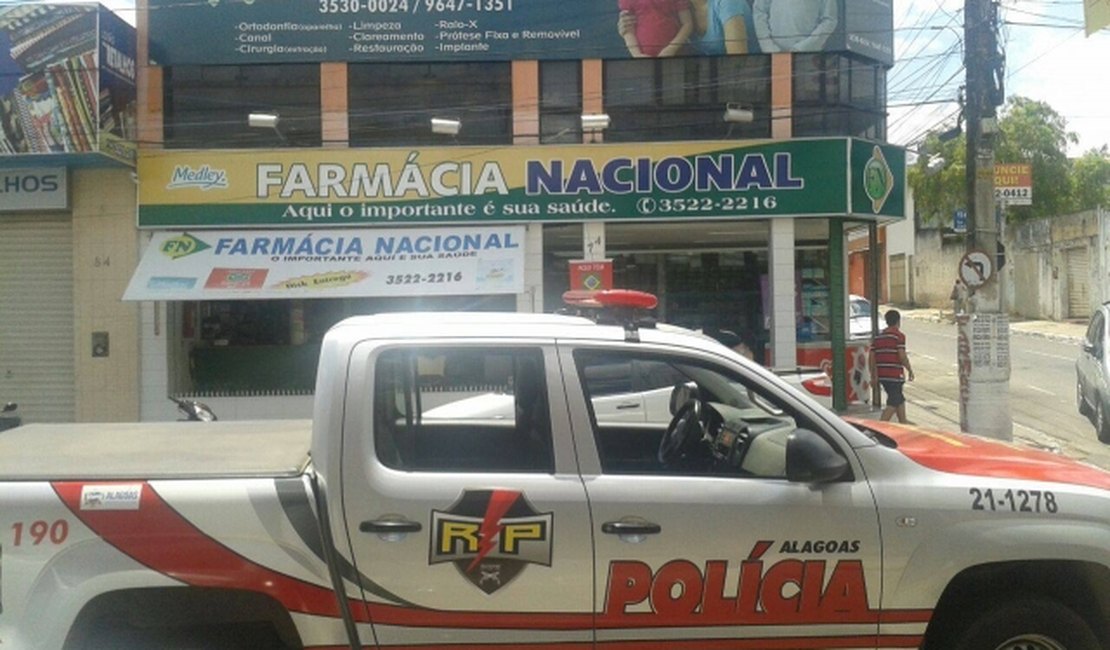 Dupla a pé e armada rouba farmácia em pleno centro de Arapiraca