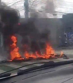Protesto bloqueia via em frente ao Palácio Floriano Peixoto, em Maceió