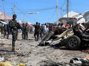 Carro-bomba deixa mortos e feridos na Somália
