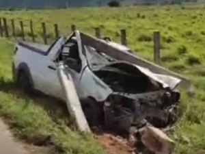 Carro colide contra dois postes de energia em Palmeira dos Índios