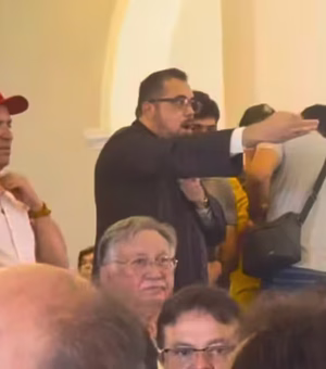 'Igreja não é lugar para politicagem': padre repreende fiéis em missa com presença de políticos no Ceará