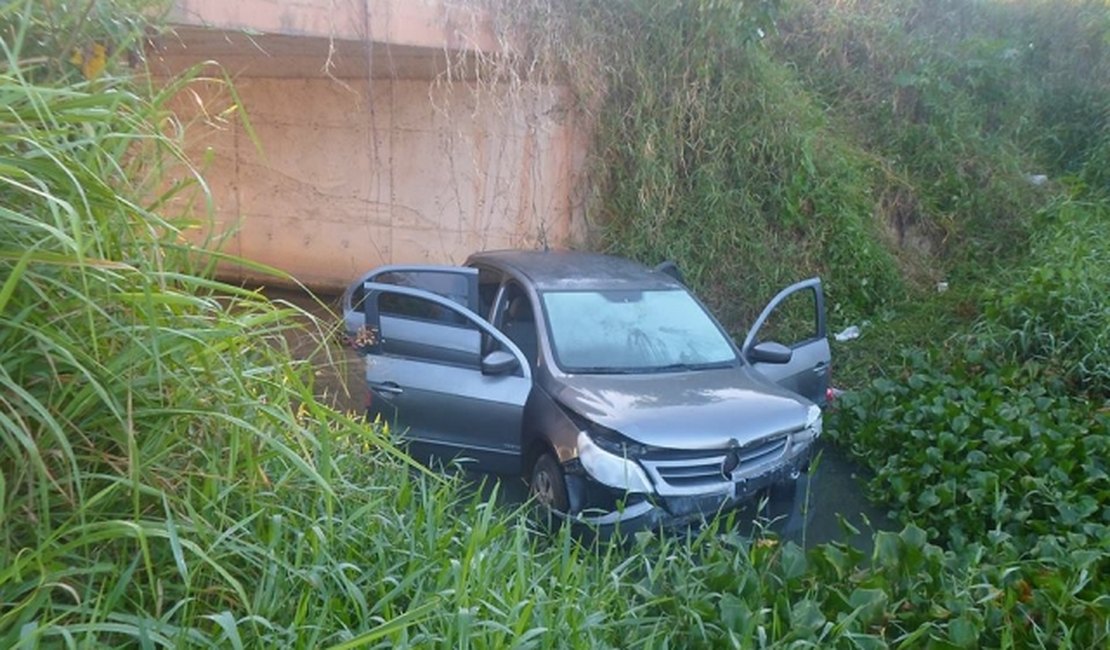 Condutor perde controle do veículo e cai no Riacho Piauí na AL -110 em Arapiraca