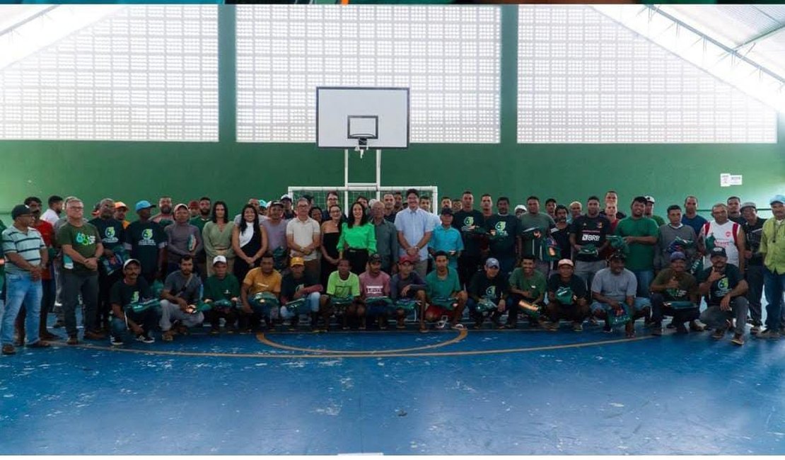 Prefeito de Japaratinga entrega novos fardamentos da Limpeza Pública