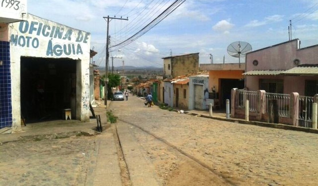 Pelopes desmonta ponto de droga e prende dois acusados