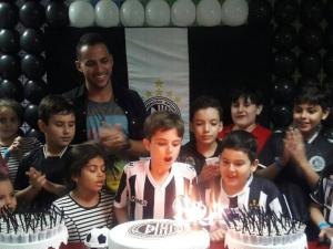 Criança arapiraquense completa 10 anos e a festa tem como tema o ASA