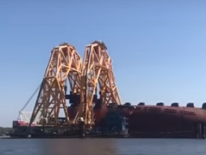 [Vídeo] Carros despencam no mar durante corte de navio tombado