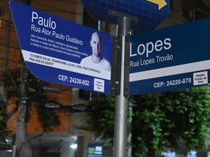Placas da Rua Ator Paulo Gustavo são instaladas em Niterói