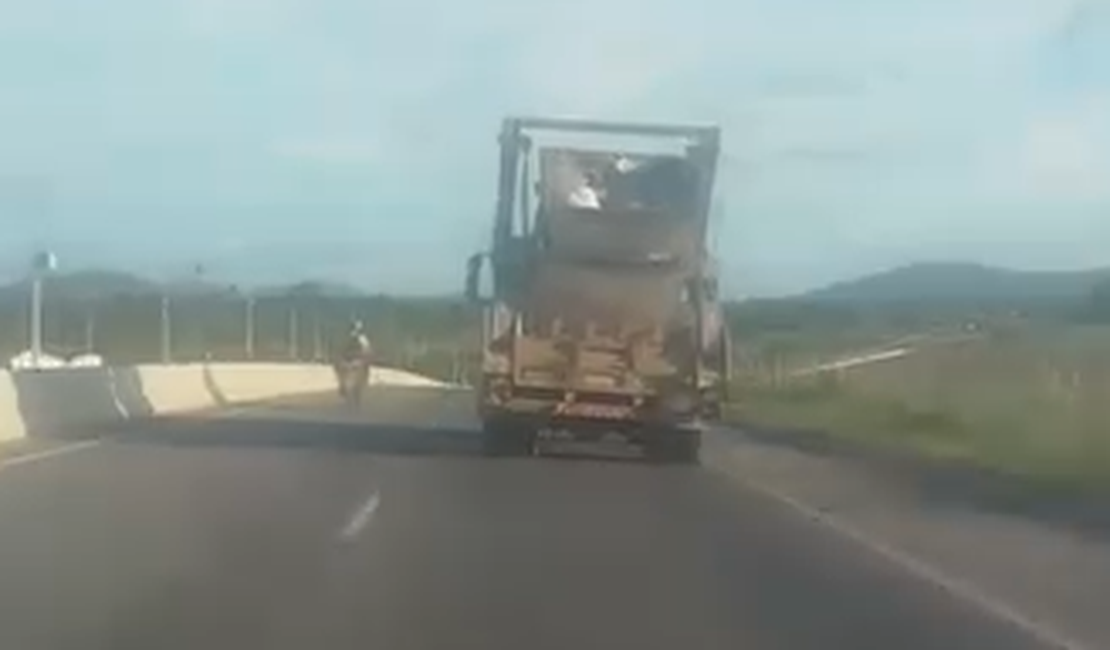 [Vídeo] Motorista flagra lixo sendo transportado de forma irregular na AL-115