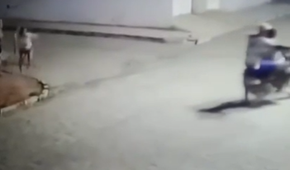 [Vídeo] Mulher reage a assalto atirando pedra na direção de bandidos em Arapiraca