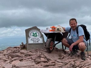 Tutor leva cachorro com leucemia para despedida em sua montanha preferida