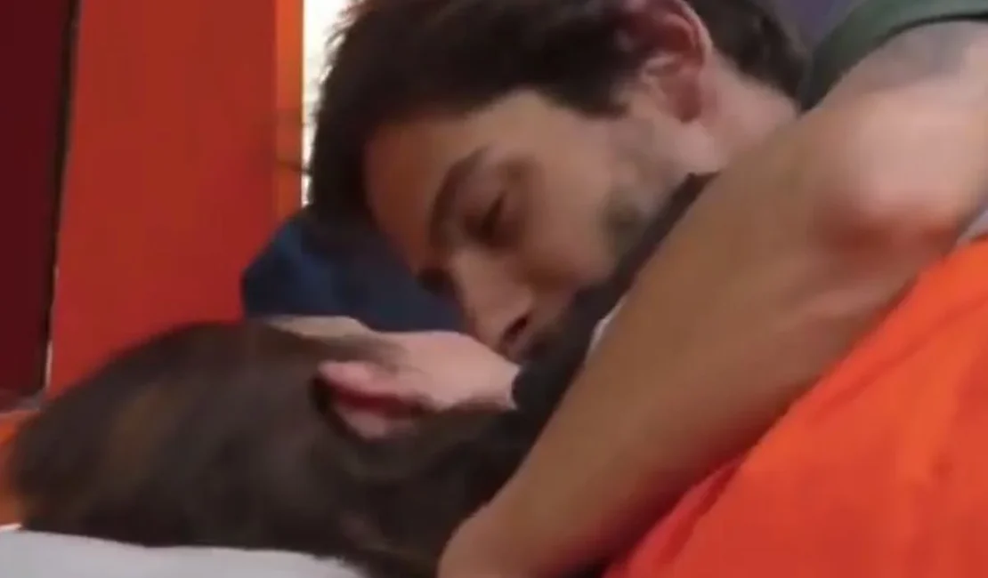 Shia Phoenix quase beija Michelle Barros em A Fazenda 17