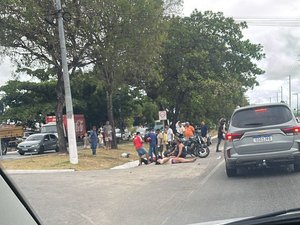 Colisão entre carro e moto deixa mulher ferida na entrada do Conjunto Eustáquio Gomes