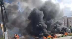 Manifestantes fecham rua no bairro Santa Amélia por atraso na entrega de apartamentos