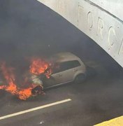 [Vídeo] Carro fica destruído após pegar fogo em viaduto no bairro do Jacintinho