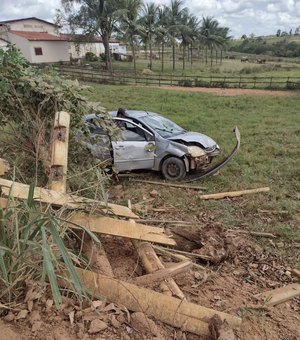 Motorista perde controle de carro e capota em Arapiraca