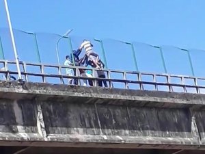 Mesmo com grades de proteção, homem tenta pular da Ponte do Reginaldo