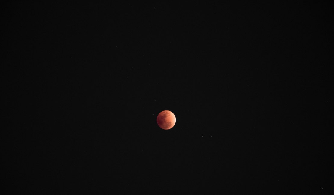 Eclipse total da Lua acontece na madrugada de sexta-feira (14); saiba como acompanhar