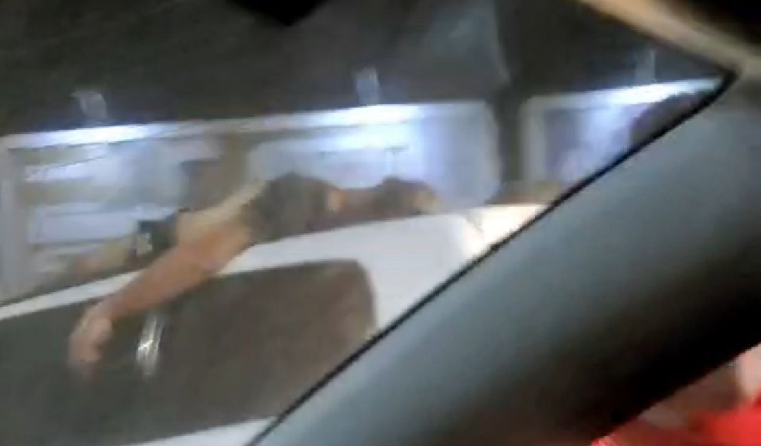 Ciclista é atropelado e arremessado sobre carro perto do Viaduto da PRF, em Maceió