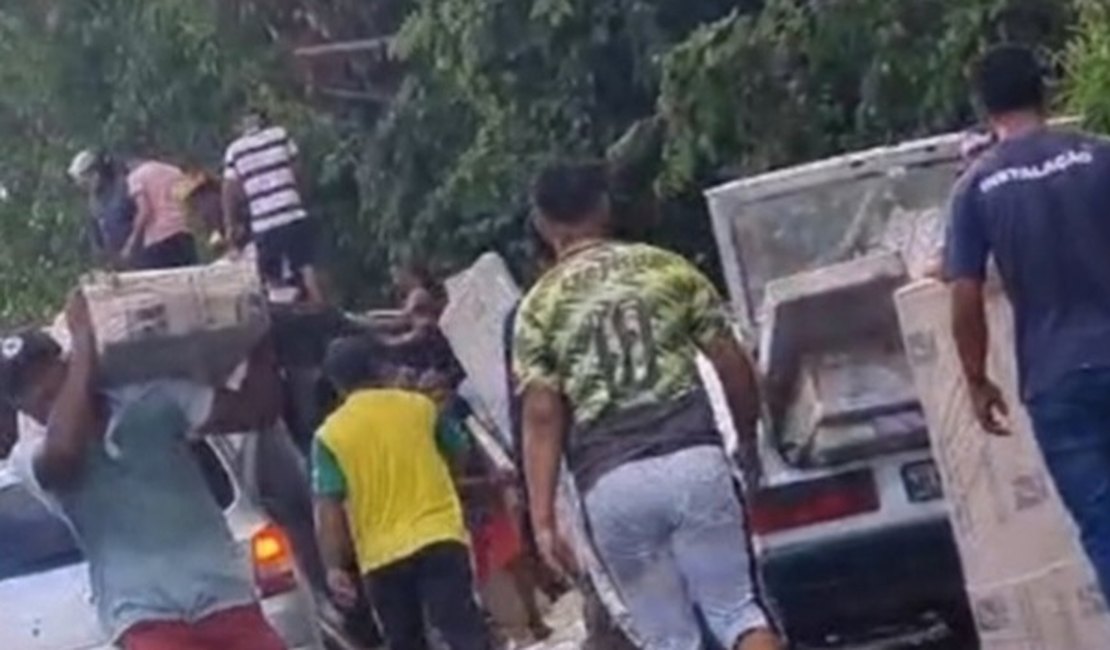 Caminhão com móveis tomba na BR-101, em Flexeiras; carga é saqueada