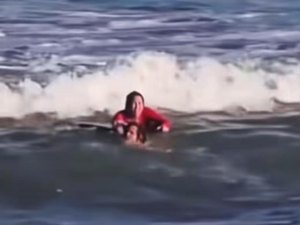 [Vídeo] Surfista salva mulher de afogamento na Praia do Francês