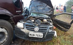 Carro colidiu com caminhão