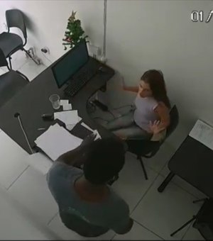 Vídeo mostra suspeito entrando em loja e levando celular de atendente