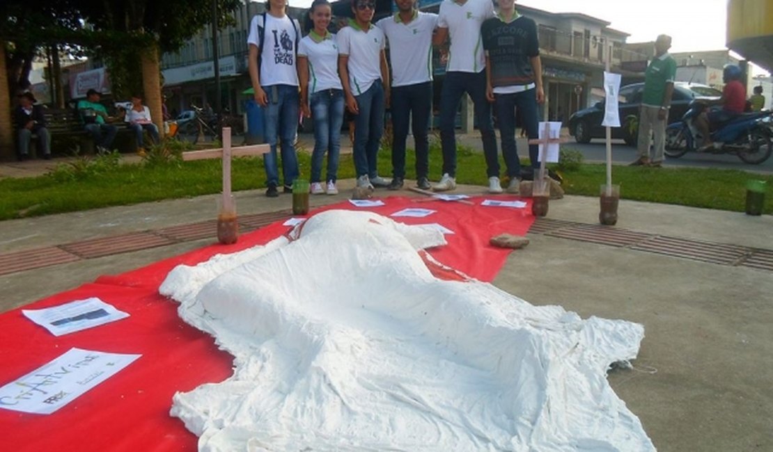 Estudantes do IFAL realizam ato em praças de Arapiraca