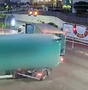 Caminhão derruba semáforo durante conversão na Av. Gustavo Paiva, em Maceió