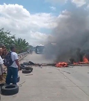 [Vídeo] Moradores do Pilar realizam protesto devido a falta de água