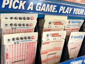 Mulher quase perde R$ 5 milhões ao jogar bilhete de loteria no lixo