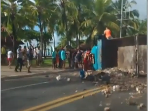 Carro bate em caminhão carregado de tijolos e deixa uma pessoa presa nas ferragens