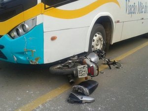 Colisão entre ônibus e motocicleta é registrada no centro de Arapiraca