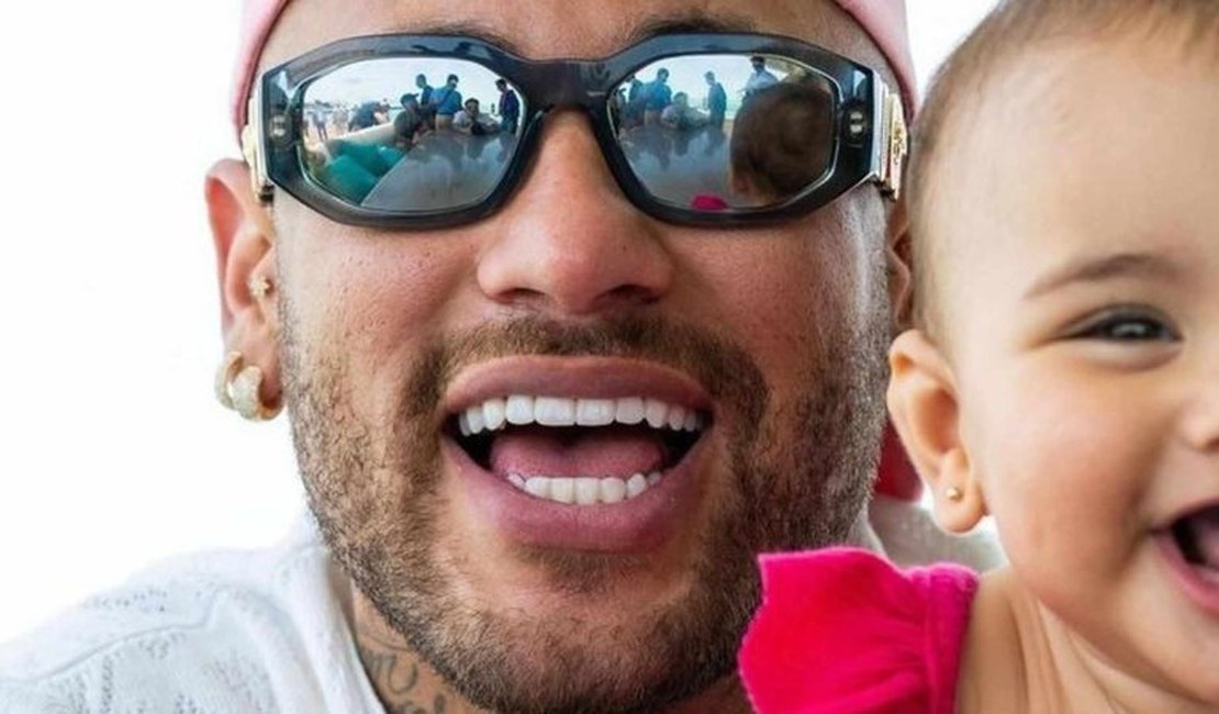 [Vídeo]: Neymar Jr. faz tatuagem em homenagem à filha, Mavie