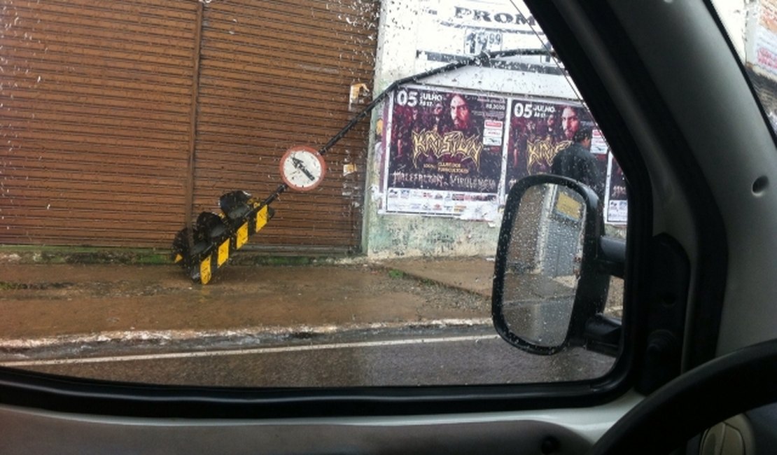 Caminhão derruba semáforo no Centro de Arapiraca