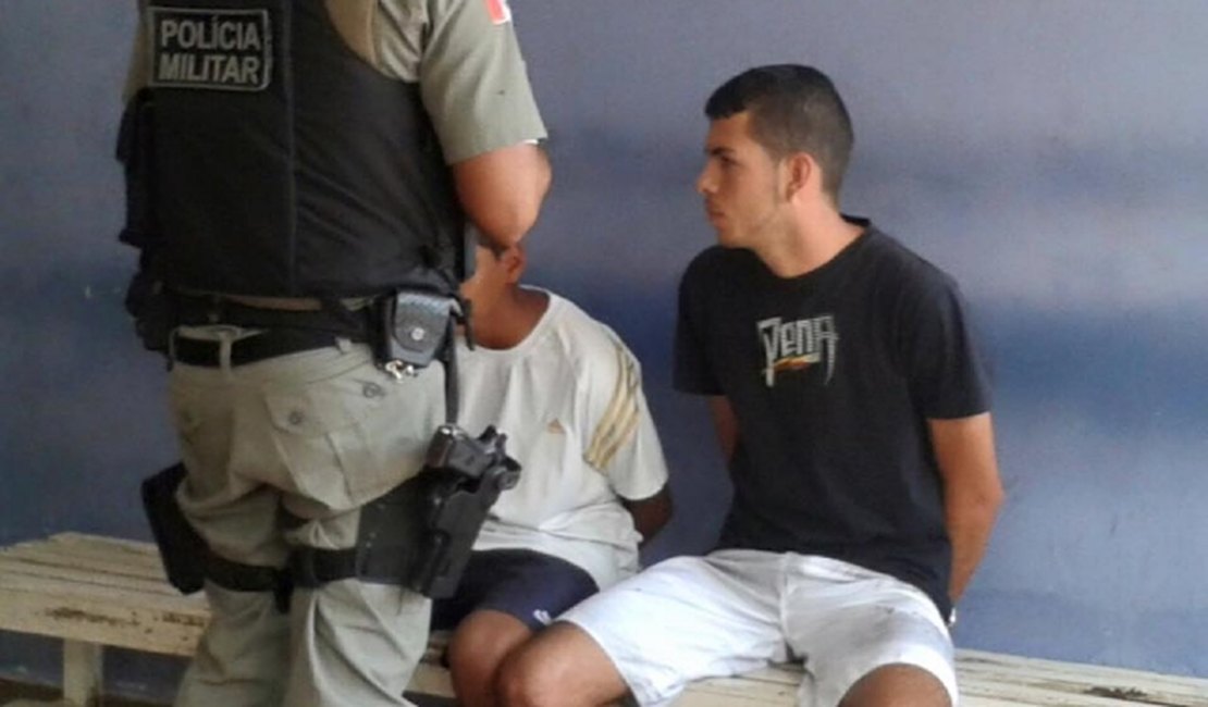 Um jovem foi preso e um menor apreendido por tráfico de drogas em Arapiraca