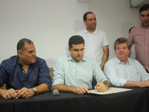 Rui Palmeira sanciona lei que reduz valor da passagem de ônibus aos domingos