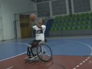 [Vídeo] Paratleta arapiraquense de basquete é convidado para jogar na Europa, mas não pode custear viagem