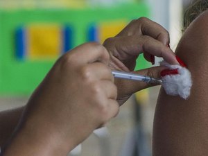 Médico é preso sob acusação de vender atestados falsos para vacinação da covid