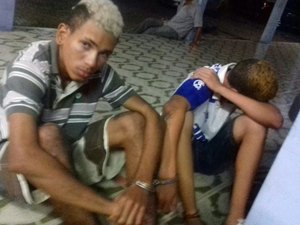 Jovem é preso e menor apreendido após roubar celular