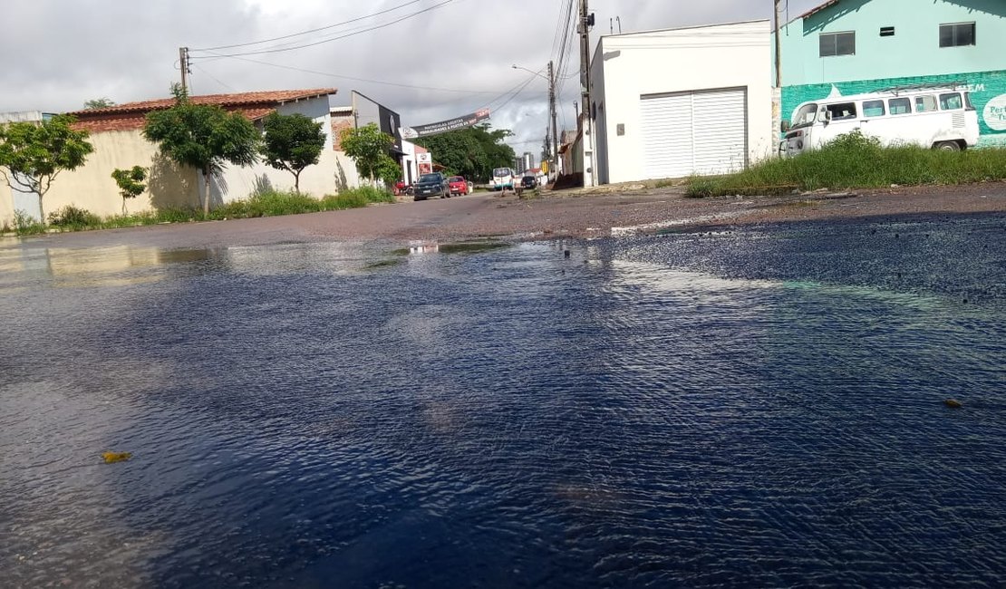 [Vídeo] Vazamento à margem da AL 220 em Arapiraca já dura quase uma semana