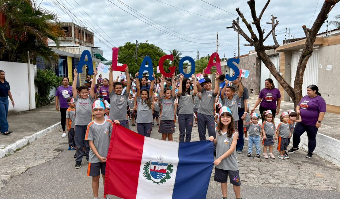 Alunos participam de desfile cívico para comemorar emancipação política de Alagoas