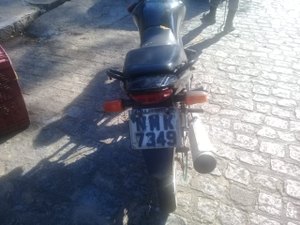 Bandidos conseguem fugir, mas acabam abandonando moto