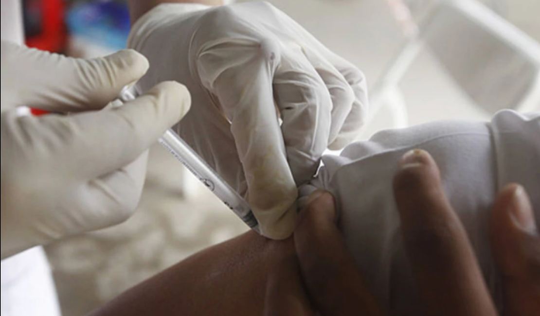 Homem tenta burlar vacinação anti-covid com braço de silicone