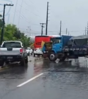 Caminhão quebra e deixa trânsito congestionado na Av. Menino Marcelo, em Maceió