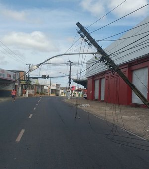 Colisão de veículo em poste da rede de energia interrompe trânsito em Arapiraca