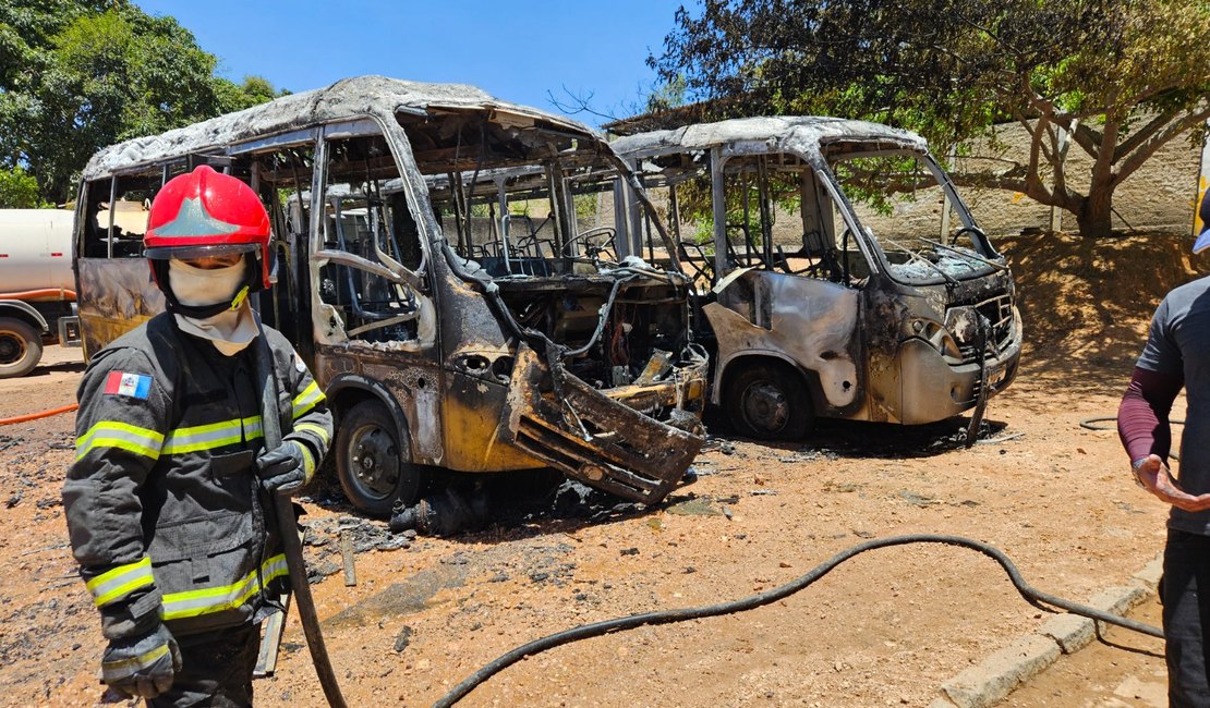 Pane elétrica pode ter sido causa de incêndio que atingiu dois ônibus em Coité