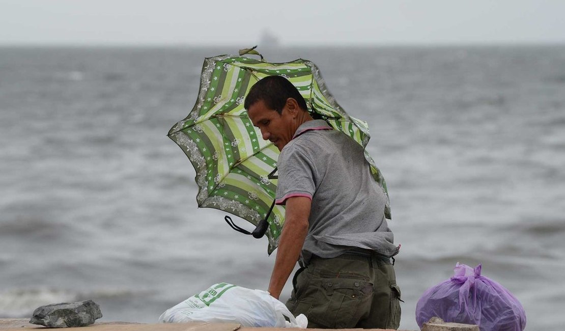 Tufão Yutu toca solo no norte das Filipinas com ventos de 140 km/h